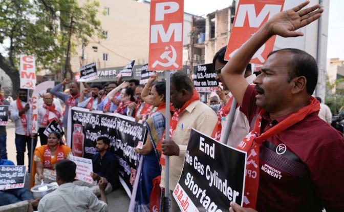 На фото: активисты Коммунистической партии Индии (марксистской) скандируют лозунги во время протеста против нехватки сжиженного нефтяного газа (СНГ), используемого для приготовления пищи, и требуют от Индии расторгнуть торговое соглашение с США.