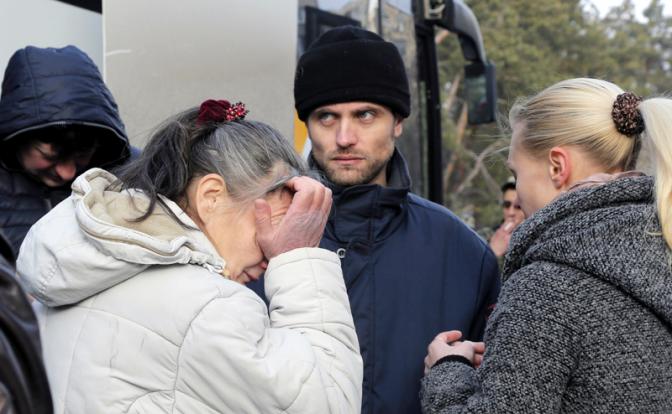 На фото: прощание с новобранцем (в центре) в пункте регистрации военнослужащих за несколько мгновений до отправления в воинскую часть, Киев, Украина/