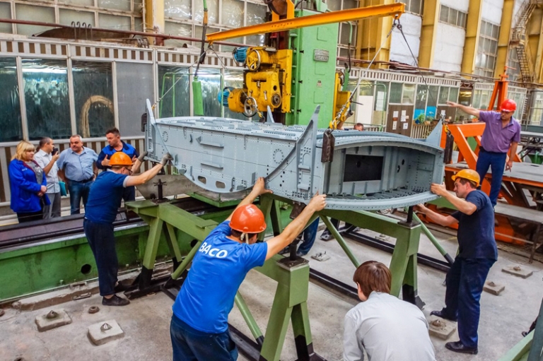 На фото: изготовление части фюзеляжа нового российского пассажирского самолета Ил-114-300 на Луховицком авиационном заводе (ЛАЗ) им. П.А. Воронина (филиал АО Российская самолетостроительная корпорация "МиГ"). Ил-114-300 - модернизированная версия самолета Ил-114. Машина предназначена для региональных перевозок, на борт помещаются 68 пассажиров, максимальная дальность полета - до 1,9 тысячи км.