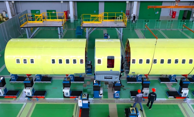 На фото: часть крыла гражданского самолета Ил-114-300.