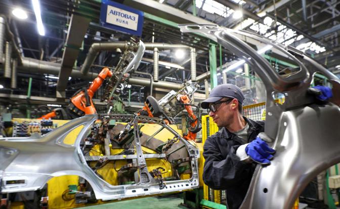 На фото: линия сварки Lada Granta на автомобильном заводе "Автоваз".