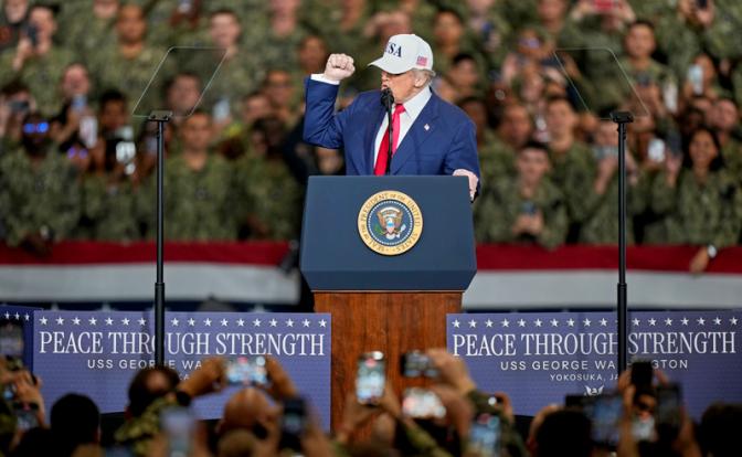 На фото: президент США Дональд Трамп во время встречи с американскими военнослужащими на авианосце "Джордж Вашингтон" на базе ВМС США.