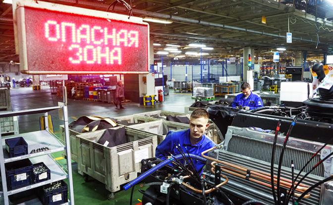 На фото: рабочие во время сборки партии магистральных тягачей КАМАЗ К5