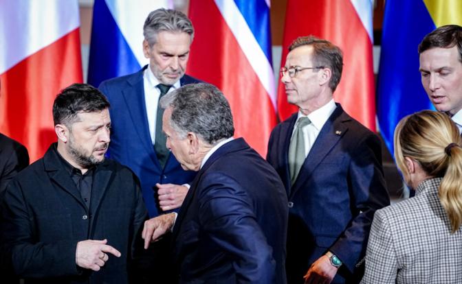 На фото (слева направо): Владимир Зеленский, советник Трампа Стивен Уиткофф, зять президента Джаред Кушнер (крайний справа) во время консультации по Украине в Берлине.
