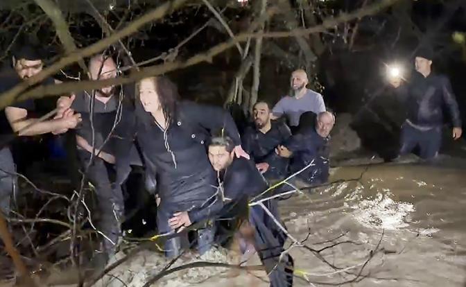 На фото: спасение людей после обильных ливневых дождей в Дагестане.