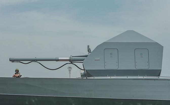 Лучший «ассиметричный ответ» России – РПГ и "Калаш" у экипажа танкера, корвет рядом, и Су-35 на низком старте