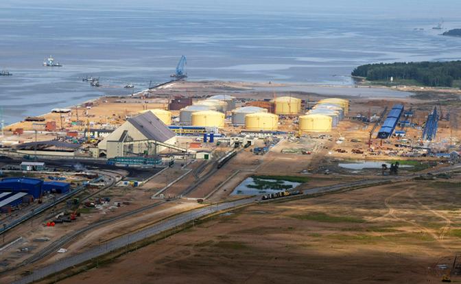 На фото: вид на нефтеналивной терминал в морском торговом порту Усть-Луга.