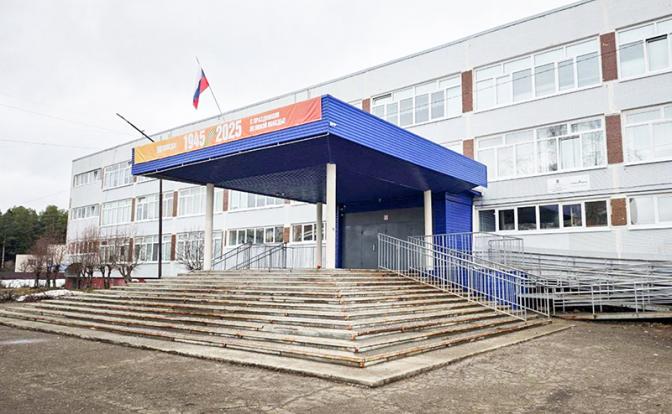 На фото: вид на школу № 5, где произошло нападение на педагога.