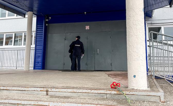 На фото: Добрянка. Сотрудник полиции на пороге школы № 5, где произошло нападение на педагога.