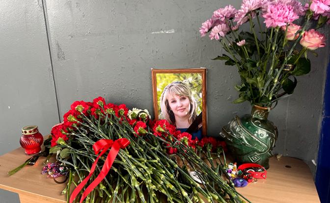 На фото: стихийный мемориал около школы № 5, где произошло нападение на педагога.