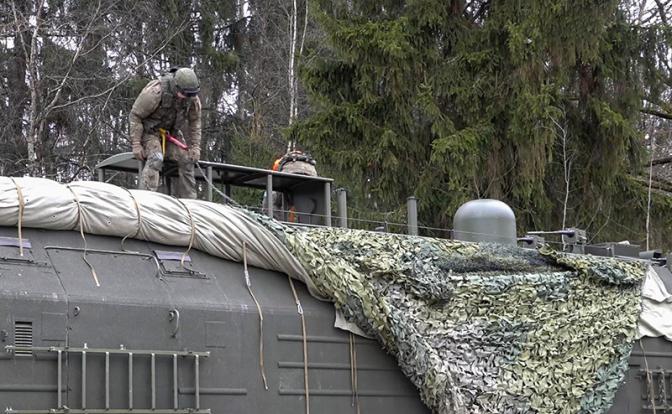 На фото: военнослужащие во время заступления на боевое дежурство подразделения, оснащенного ракетным комплексом "Орешник"