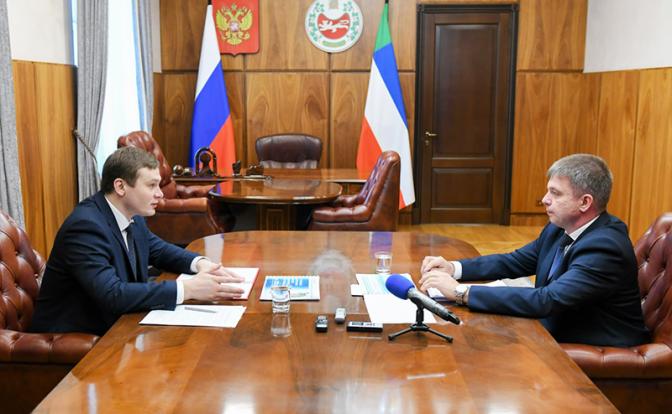 На фото: глава Хакасии Валентин Коновалов во время встречи с министром здравоохранения республики Максимом Максимовым
