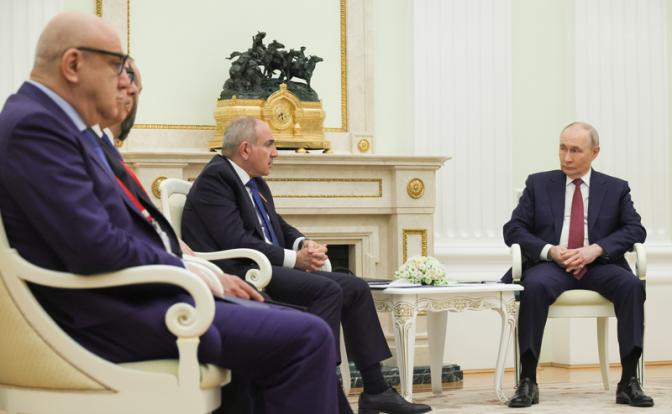 На фото: президент РФ Владимир Путин и премьер-министр Армении Никол Пашинян (справа налево) во время встречи
