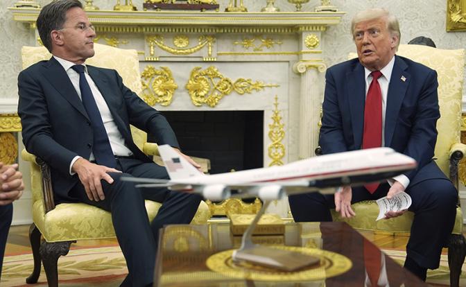 На фото: президент США Дональд Трамп и генеральный секретарь НАТО Марк Рютте (справа налево)