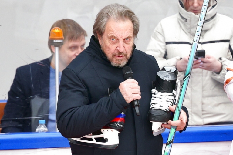 На фото: отец Илона Маска Эррол Маск на гала-матче по хоккею в рамках Российского космического форума в ледовом дворце спорта "Кристалл" в Москве.