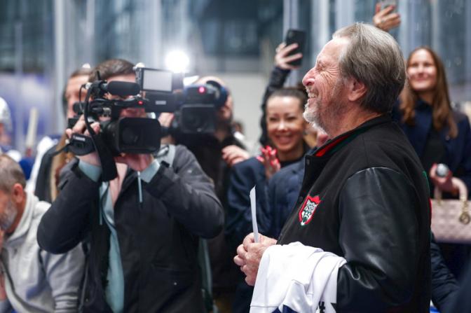 На фото: международный инвестор, исследователь космоса и ядерных технологий, предприниматель, отец Илона Маска Эррол Маск на гала-матче по хоккею в рамках Российского космического форума в ледовом дворце спорта "Кристалл".