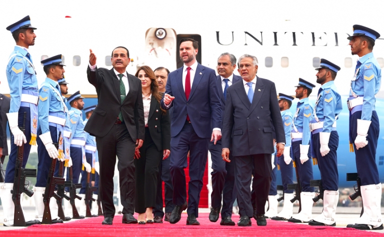 На фото: главком ВС Пакистана Асим Мунир, вице-президент США Джей Ди Вэнс и министр иностранных дел Пакистана Исхак Дар (в центре слева направо) на церемонии встречи. Делегацию американских переговорщиков возглавляет вице-президент Джей Ди Вэнс. В нее также входят спецпосланник американского лидера Стив Уиткофф и предприниматель Джаред Кушнер.