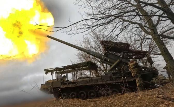 На фото: расчеты САУ «Малка» группировки войск «Запад» уничтожили укрытия, технику, склады боеприпасов и живую силу ВСУ в Харьковской области.
