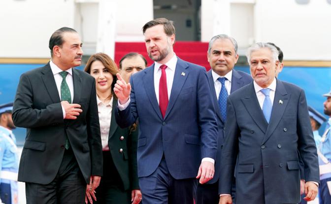 На фото: главком ВС Пакистана Асим Мунир, вице-президент США Джей Ди Вэнс и министр иностранных дел Пакистана Исхак Дар (слева направо) на церемонии встречи. Делегацию американских переговорщиков возглавляет вице-президент Джей Ди Вэнс.