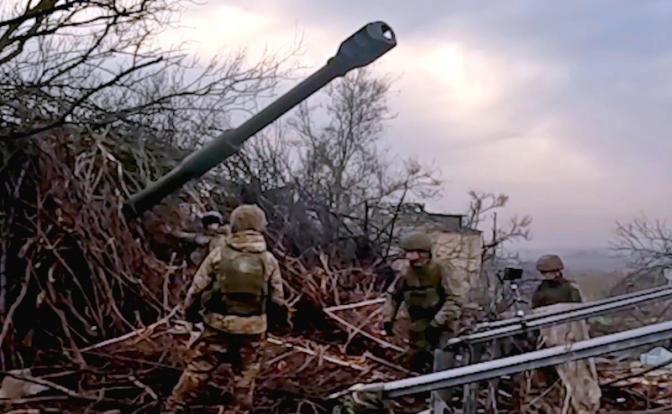 На фото: артиллеристы во время боевой работы КМ-2 «Краснополь-М2» в зоне СВО.