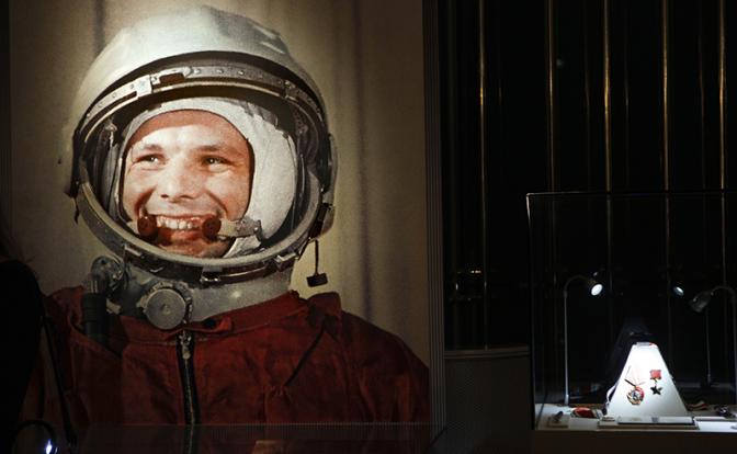 На фото: портрет Юрия Гагарина