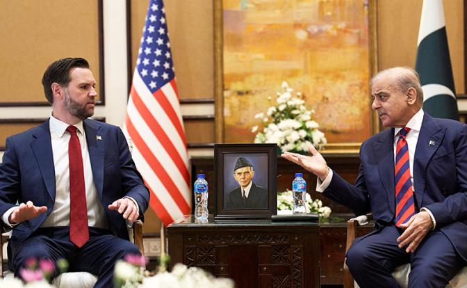 На фото: премьер-министр Пакистана Шахбаз Шариф и вице-президент США Джей Ди Вэнс (справа налево) во время встречи.