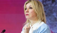 Захарова со смехом назвала «хуком справа» инцидент между Макроном и его женой