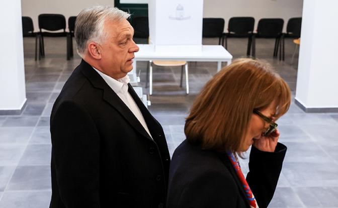 На фото: премьер-министр Венгрии Виктор Орбан во время голосования на избирательном участке в рамках парламентских выборов.