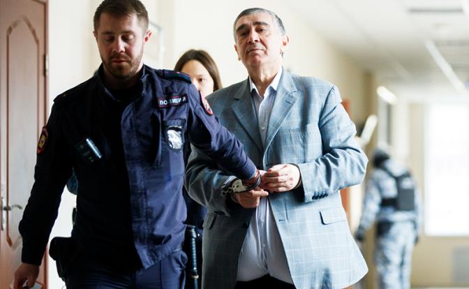 На фото: бывший лидер азербайджанской диаспоры на Урале Шахин Шыхлински (справа) перед заседанием Кировского районного суда.