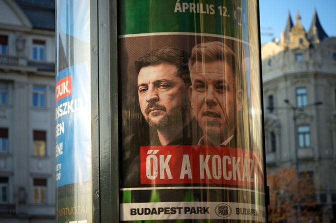 На фото: предвыборные плакаты депутата Европарламента от венгерской партии "Тиса" Петера Мадьяра с изображением президента Украины Владимира Зеленского на улицах города в преддверии всеобщих парламентских выборов.