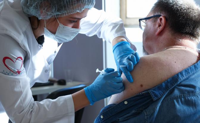 «Каждому антиваксеру – по персональному политруку»: Минздрав ставит на учет всех антипрививочников страны