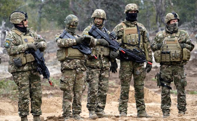 На фото: словенские военнослужащие во время учений НАТО.