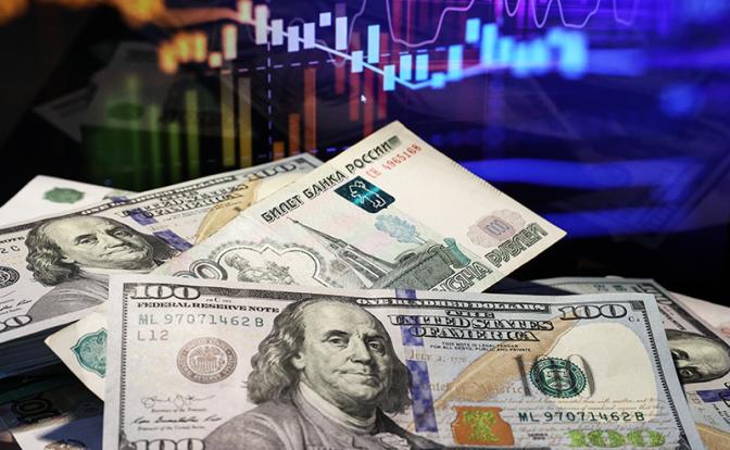 Курс доллара приближается к круглой отметке, сильный рубль удручает экспортеров