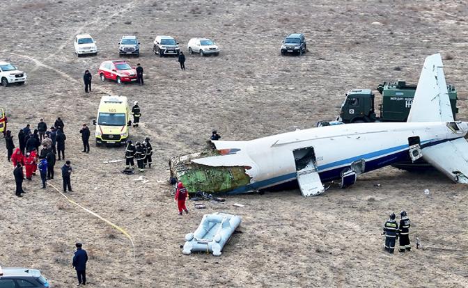 На фото: обломки пассажирского самолета авиакомпании Azerbaijan Airlines. Самолет, выполнявший рейс Баку - Грозный, потерпел крушение под Актау.