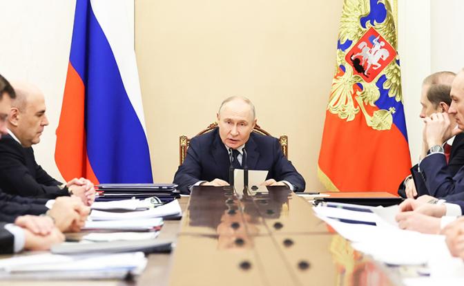 На фото: президент РФ Владимир Путин во время совещания по экономическим вопросам
