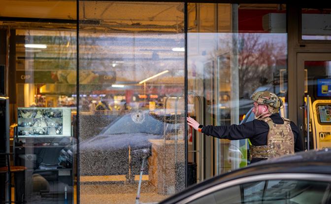 На фото: cотрудники полиции на месте происшествия, где неизвестный открыл стрельбу в Киеве