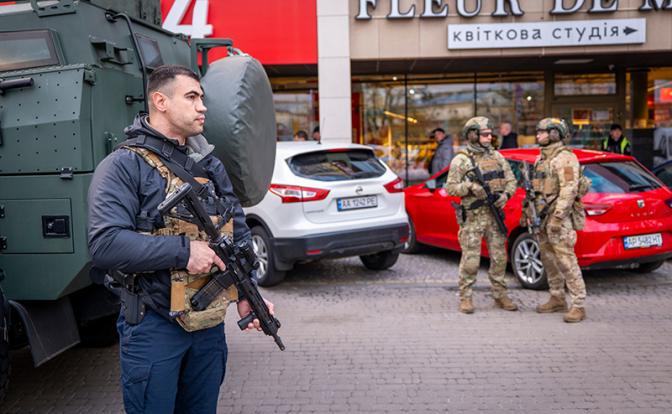 На фото: сотрудники полиции на месте происшествия в Киеве, супермаркете, где неизвестный открыл стрельбу