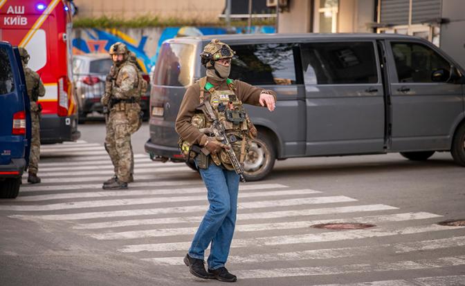 На фото: сотрудники полиции на месте происшествия. Неизвестный открыл стрельбу в Голосеевском районе Киева