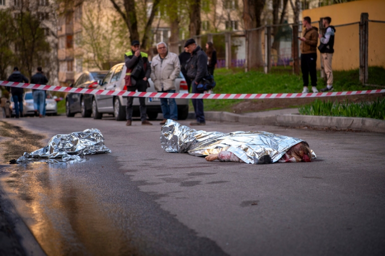 На фото: по меньшей мере шесть человек погибли в результате стрельбы в Киеве. ВНИМАНИЮ РЕДАКТОРОВ: ИЗОБРАЖЕНИЕ СОДЕРЖИТ СЦЕНЫ НАСИЛИЯ ИЛИ СМЕРТИ.
