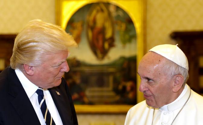 На фото: президент США Дональд Трамп и Папа Римский Франциск (слева направо) во время частной аудиенции в Апостольском дворце.