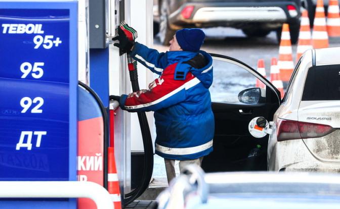 Эксперт заявил, что литр бензина в РФ может подорожать до 100 рублей в течение трех лет
