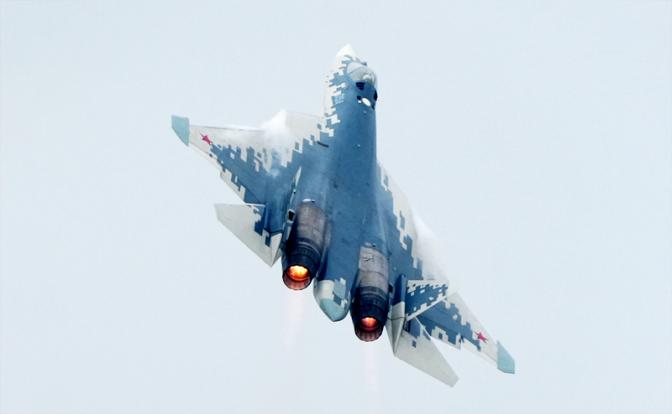 На фото: истребитель пятого поколения Су-57.