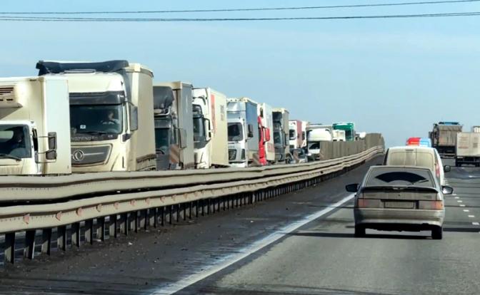 Путевые заметки с трассы М-4 «Дон»: Поток «брони», обваренной «мангалами», вой сирен, пробки, а кто-то косит бабло