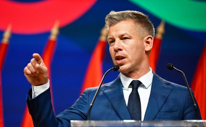 На фото: лидер победившей на парламентских выборах в Венгрии партии «Тиса» Петер Мадьяр.