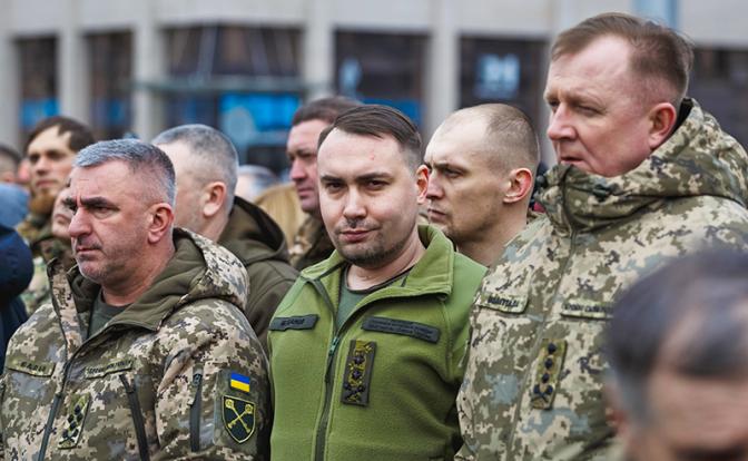 На фото (в центре): глава офиса президента Украины Кирилл Буданов.