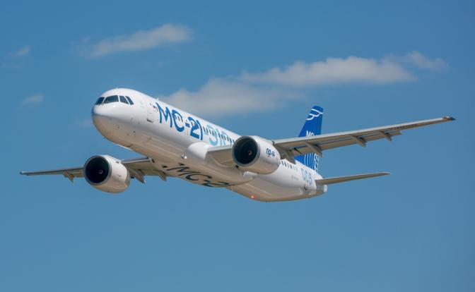 На фото: самолет МС-21-310.