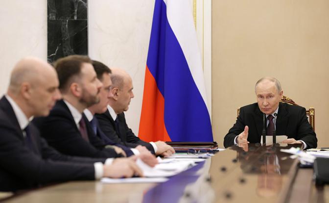 На фото: президент РФ Владимир Путин во время совещания по экономическим вопросам с участием президента РФ Владимира Путина в Кремле