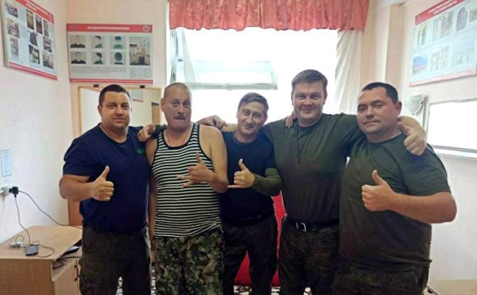 На фото: боец Головин с сослуживцами.