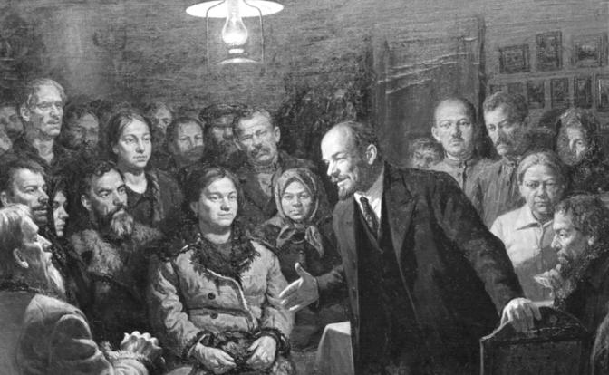 На фото: Ленин во время выступления перед крестьянами.