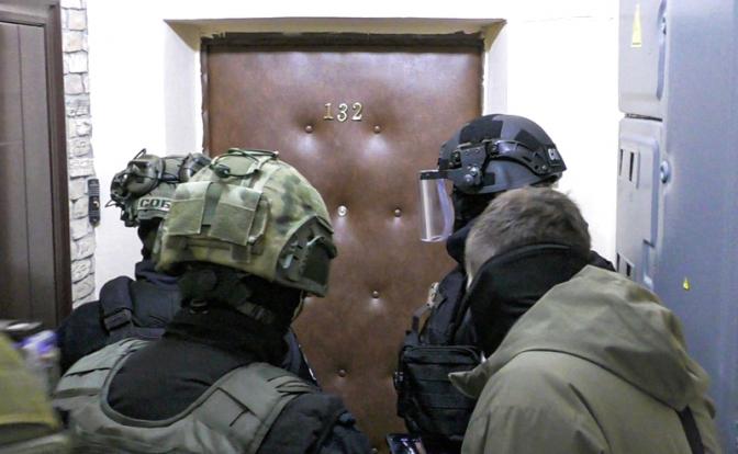 На фото: предотвращение сотрудниками ФСБ России теракта украинских спецслужб против руководителей Роскомнадзора.